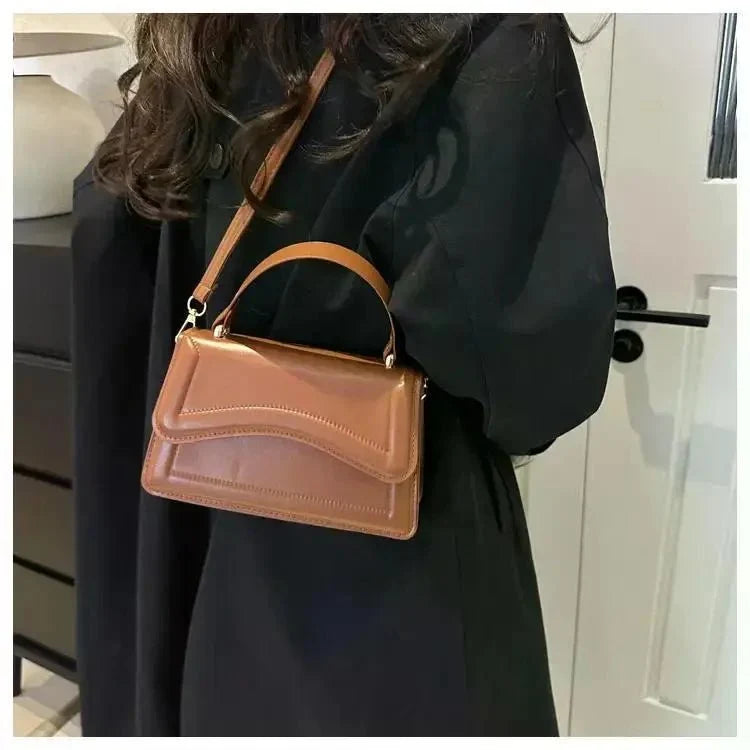 Bolsa Feminina Transversal com Design Estruturado Modelo Belle Époque
