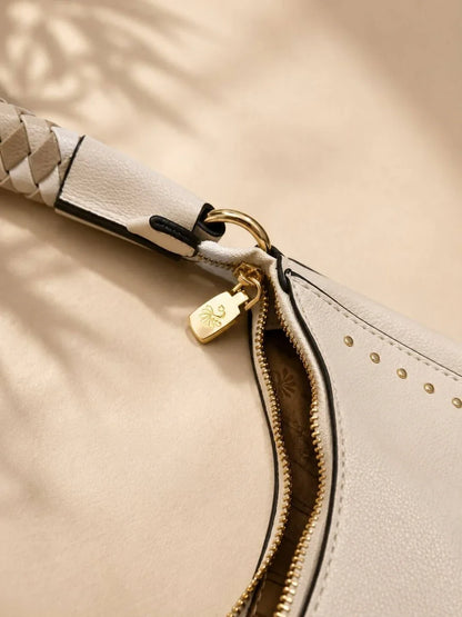 Bolsa Feminina Hobo Estruturada com Alça Trançada e Detalhes Dourados Modelo Brisa de Búzios